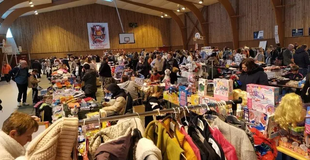 photo  marché de noël naissant et vide jouets archi-complet : la sdfav est prête pour le 23 novembre.  &copy;  co 