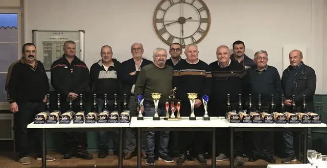 photo  les huit amicales des anciens sapeurs-pompiers de beaulieu-sur-layon, brissac, chavagnes-les-eaux, champ-sur-layon, saint-jean-des-mauvrets, soulaines-sur-aubance, notre-dame-d’allençon et thouarcé se sont retrouvées samedi 15 novembre au jeu de boule de champ-sur-layon pour la finale du 23e concours. le trophée a été remporté cette année par l’équipe alain ousaci et bernard leroy de notre-dame-d’allençon. jean-yves le bars, maire de bellevigne-en-layon, et mickaël blot, maire délégué de champ-sur-layon, étaient présents pour la remise des coupes.  &copy;  co 