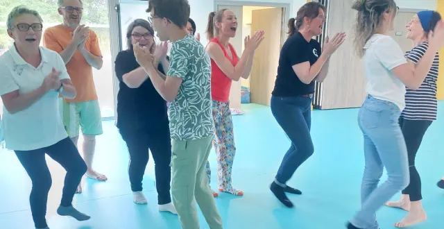 photo précigné. yoga du rire : une séance spéciale noël  &copy;  le maine libre 