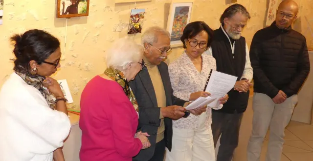 photo  la lecture d’un poème malgache par les membres de l’association.  &copy;  le maine libre 