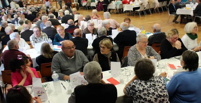 photo  la salle des fêtes a fait le plein pour le repas des seniors de 70 ans et plus.  &copy;  le maine libre 