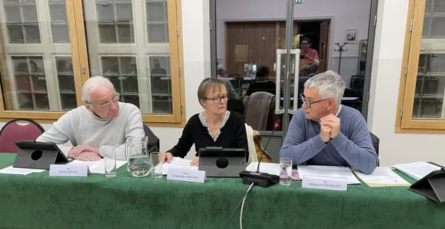 photo  michel melot, jacqueline ménard et hubert chaillou (de gauche à droite) conseillers municipaux de la minorité à argentan.  &copy;  ouest-france 
