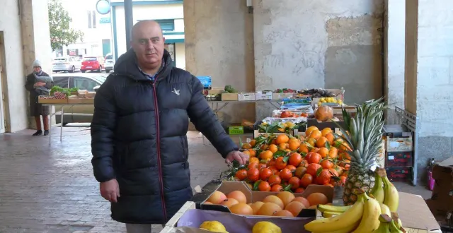photo  l’étal d’hamid amrioui, plein de couleurs et de saveurs, se tiendra chaque mercredi sous les halles.  &copy;  le maine libre 