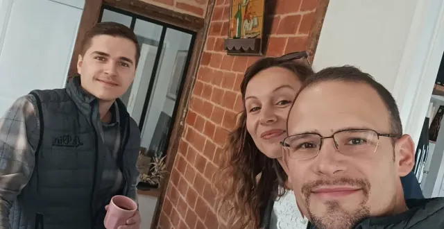 photo  à droite, arnaud gauvain et son équipe dans la dernière ligne droite de l’organisation de son marché de noël et des vignerons.  &copy;  le vin de mes parents 