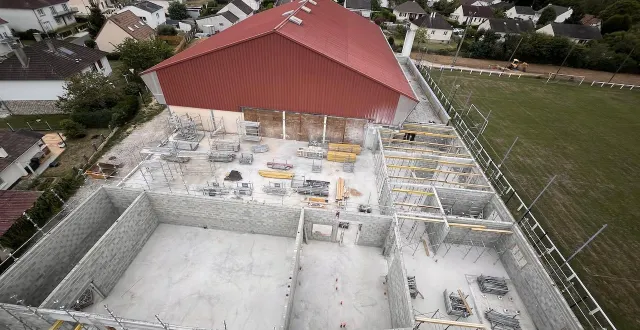 photo  le futur gymnase, en cours de construction, occupe une place prépondérante autour des débats sur les budgets 2025 et 2026 de la commune.  &copy;  ouest-france 