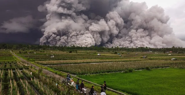 photo  une photo aérienne montre une coulée pyroclastique lors de l’éruption du mont semeru à lumajang, dans l’est de java, le 19 novembre 2025.  &copy;  agus harianto/afp 