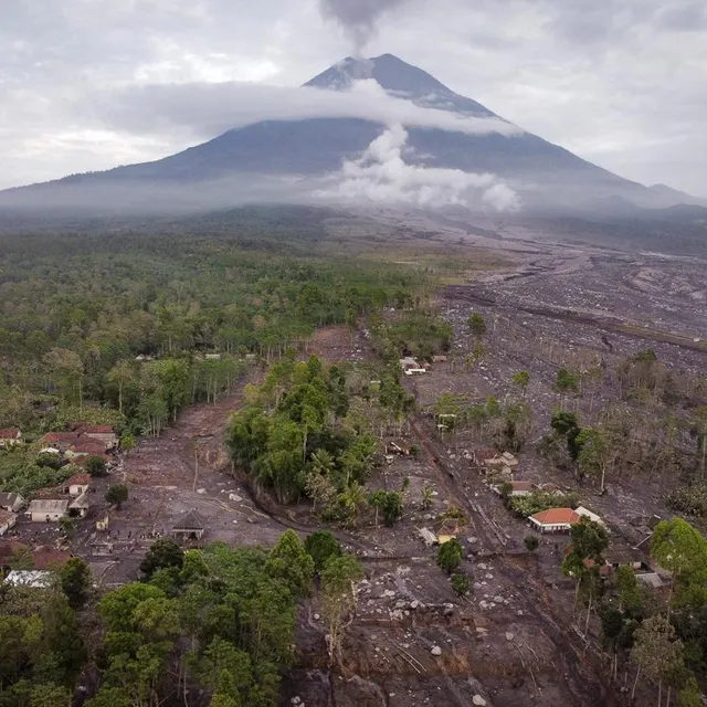 photo une image aérienne montre une zone résidentielle détruite par une coulée pyroclastique lors de l’éruption du mont semeru hier, dans le village de supiturang, à lumajang, dans l’est de java, le 20 novembre 2025.  ©  agus harianto/afp