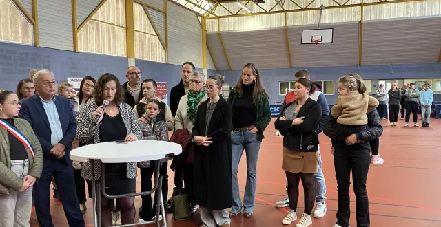 photo  jenny piau en présence de sa famille et du maire jean-jacques girard lors de l’inauguration de l’espace claude-piau.  &copy;  ouest-france. 