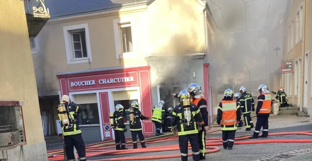photo  fresnay-sur-sarthe, jeudi 20 novembre 2025. les pompiers ont mis près de trois heures pour venir à bout des flammes.  &copy;  le maine libre 