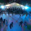 photo  la patinoire en glace naturelle, place des jacobins. 