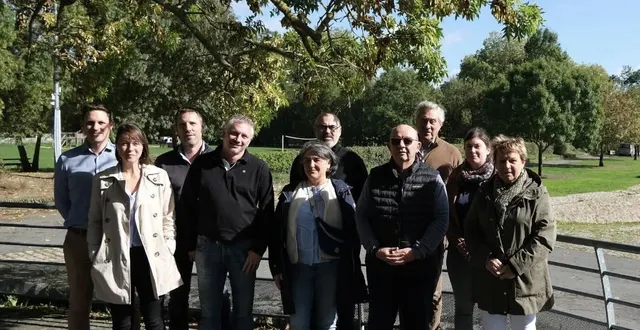 photo  une partie des candidats de la liste menée par julien ravary avec camille jeanneau, nathalie pichard, cédric lesage, julien ravary, qui est le chef de file, sylvie margottin, gildas bury, dominique fayola, guy perret, charlotte grimault et béatrice méchin.  &copy;  dr 