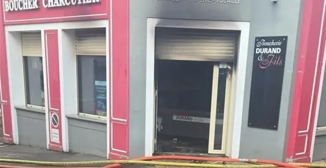 photo  un feu s’est déclaré dans la boucherie durand, rue du docteur hoarau, à fresnay-sur-sarthe, jeudi 21 novembre 2025.  &copy;  ouest-france 