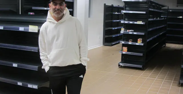 photo  karim tahiri a récupéré un local remis à neuf et dont le laboratoire est aujourd’hui aux normes. il lui appartient d’approvisionner rayons et étalages dans sa belle épicerie.  &copy;  co 