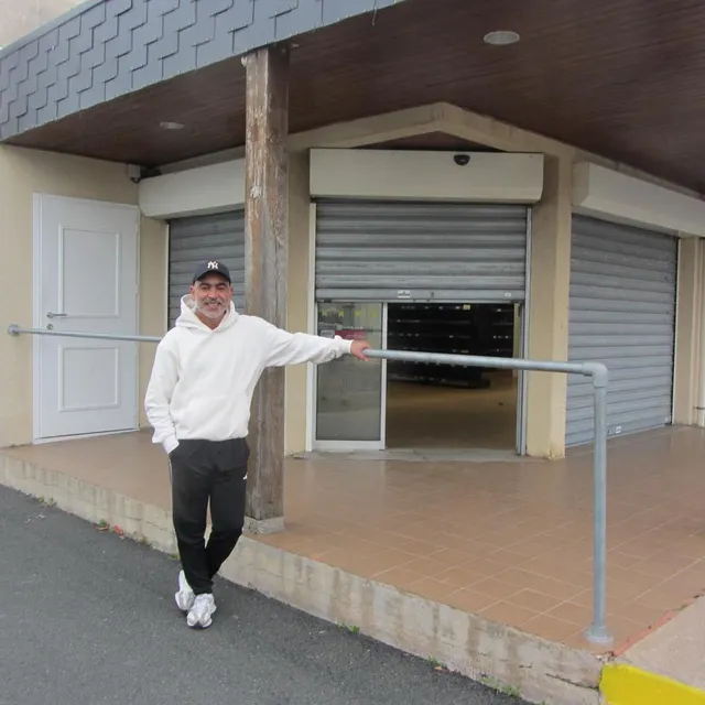 photo karim tahiri a pris possession de son magasin dont les rideaux sont encore baissés. le temps d'approvisionner les rayons jusqu'à l'ouverture le 28 novembre prochain.  ©  co