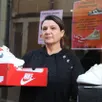 photo  linda zigler s’apprête à ouvrir sa boutique de vente de baskets à prix cassés, rue grollier, dans le centre-ville de la flèche (sarthe). ouverture programmée : le 6 décembre 2025. 