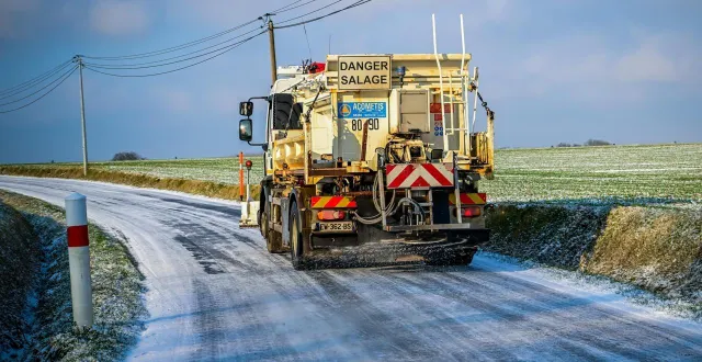 photo  le département de la sarthe est équipé de 39 saleuses.  &copy;  photo archives le maine libre - yvon loué 