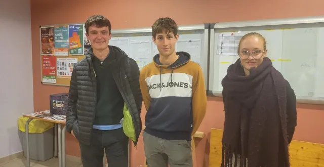 photo  clément chatelier, maraîcher (à gauche) en compagnie des lycéens hugo brochu et elyna vrignaud.  &copy;  co 