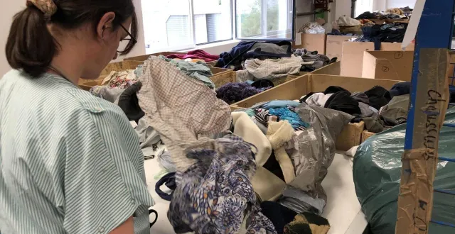 photo  l’association apivet, entreprise d’insertion par l’économique, assure le tri de 1 500 tonnes de vêtements et textiles par an.  &copy;  co 