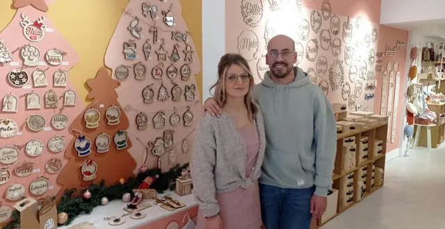 photo  marion froger et karim ouarraki, au cœur de leur nouvel écrin et devantla collection de noël.  &copy;  ouest-france 