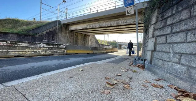 photo  c’est sur ce trottoir de la rue olivier-heuzé, au mans (sarthe), que la victime a été touchée par le tir de fusil de chasse qui lui a quasiment sectionné la cheville. c’était le soir du 1er octobre 2023.  &copy;  ouest-france 
