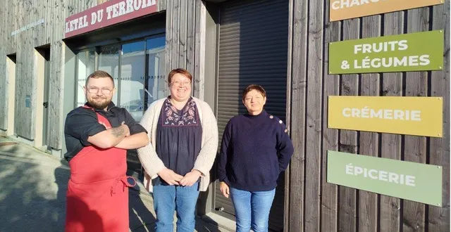 photo  maxime fourny, nouveau gérant du magasin de producteurs locaux avec corinne pescheteau et béatrice lamy présentent la nouvelle enseigne l’étal du terroir.  &copy;  ouest-france 