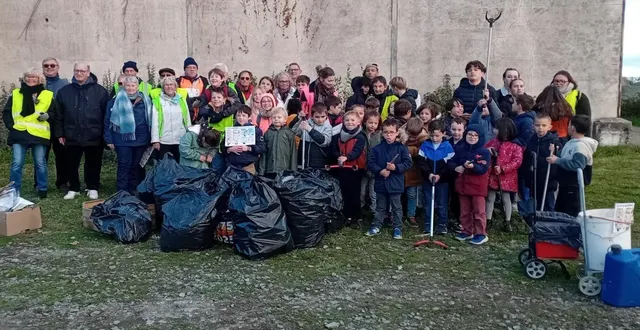 photo  les deux groupes, pellouaillais et sylvanais, se sont retrouvés au hangar du brossay, ce mercredi 19 novembre, pour évaluer leur ramassage des déchets dans la commune. aidée des marcheurs propres, du conseil des sages et de pass’âge, la cinquantaine de bénévoles a pu évaluer ces deux heures de collecte citoyenne en espérant que cette opération porte ses fruits dans la mémoire collective.  &copy;  ouest-france 