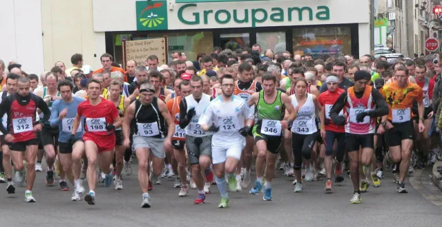 photo  monique et christian février, en charge de l’organisation des 10 km, qui se courront le 13 décembre, sont ravis. les inscriptions sont closes avec 1 000 coureurs inscrits, 700 aux 10 km et 300 aux 5 km. la traditionnelle course pédestre dans les rues de la ville, organisée dans le cadre de la foire aux dindes, battra un record de participants pour cette édition.  &copy;  archives ouest-france 