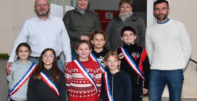 photo  les jeunes élus dollonnais posent avec leurs aînés.  &copy;  le maine libre 