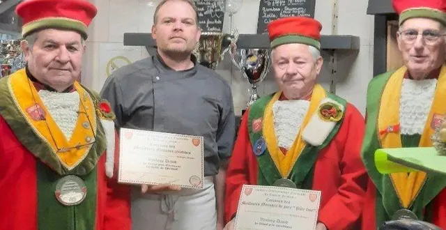 photo  lors de la remise des prix de mousse de foie. à partir de la gauche, le grand maître hugues lebert ; david vauloup, charcutier ; le grand maître honoraire roger caugant et jean-yves barré, membre de la tripière et ancien charcutier.  &copy;  ouest-france 
