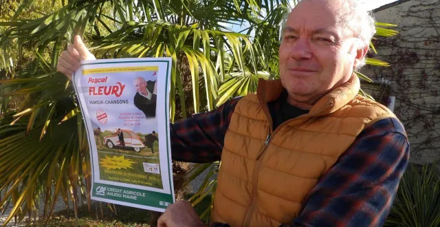 photo  michel dian, le président du comité des fêtes, avec l’affiche du spectacle de pascal fleury.  &copy;  le maine libre 