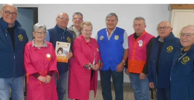 photo  les bénévoles des blouses roses et les membres du lions club  &copy;  ouest-france 