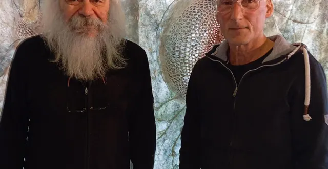 photo  de gauche à droite : dominique rousseau et bruno miglietti, le président des bouquineurs devant un papier suspendu de l’artiste  &copy;  co. 