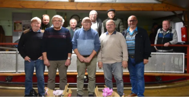 photo  pascal chevalier et gérard marchand, les finalistes du concours un contre un de la concorde, où 32 joueurs étaient engagés, posent aux côtés des autres participants. pascal chevalier s’est imposé en finale 12 à 11 et remporte également le panier. le président roger salmon rappelle qu’il reste des places pour le challenge verrois, ouvert à tous les habitants. une belle occasion de découvrir la boule de fort.  &copy;  co 
