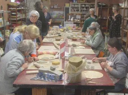 photo  les adhérents de l’association un jour part’âgé se sont exercés à la poterie.  &copy;  co 