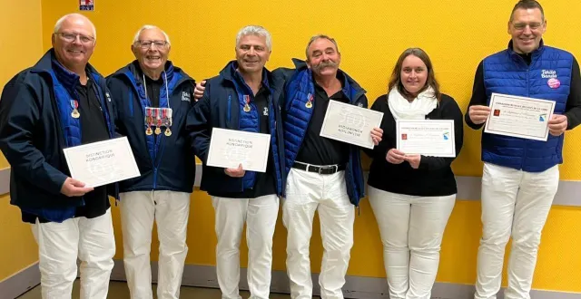 photo  les trois médaillés d’or pour 50 ans de musique : patrice picard tout à gauche (tromboniste), alain picard en 3e position (trompettiste) et loïc drouin à gauche d’alain (trompettiste). sonia vivier tharreau (saxophoniste) fête ses 10 ans et charles martin-krumm (saxophoniste baryton), tout à droite, fête ses 5 ans de tekila banda?.  &copy;  tekila banda. 