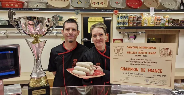 photo  gérald et émilie goupille exposent fièrement le trophée et le diplôme qu’ils ont obtenu pour leur meilleur boudin blanc.  &copy;  photo : le maine libre 