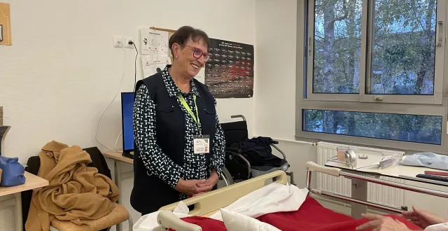 photo  arlette marcadet, présidente de la vmeh, rend visite tous les jeudis après-midi aux patients de l’unité de soins longue durée de l’hôpital de mamers (sarthe).  &copy;  ouest-france 