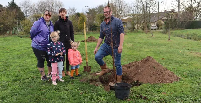 photo  vincent trichard, le papa de kayzia, accompagné de sa femme mélanie et de sa fille aînée amalia, a planté un tulipier de virginie pour marquer la naissance de sa fille à louailles en 2024.  &copy;  ouest-france 