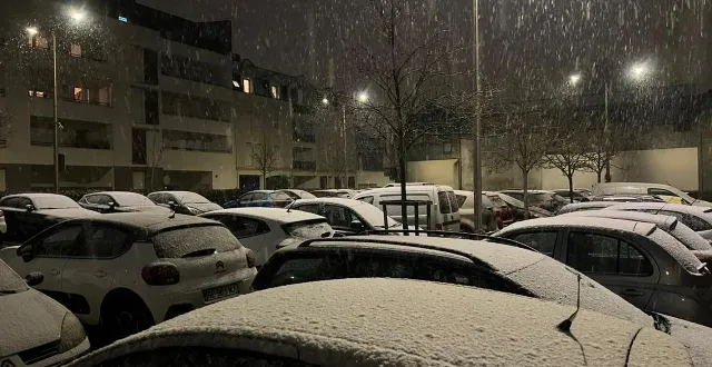 photo  de la neige se dépose sur les voitures, à angers, ce jeudi 20 novembre.  &copy;  ouest-france 
