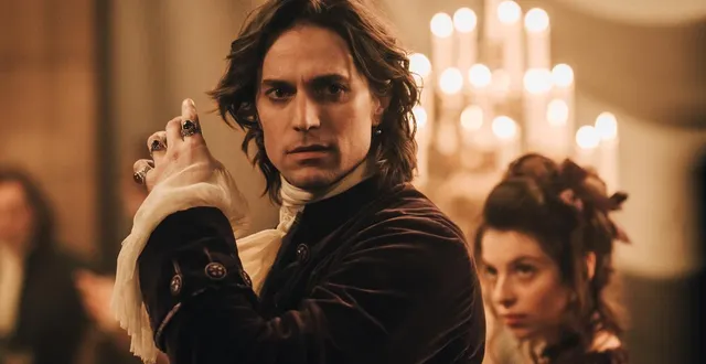 photo  lucas bravo est le comte de gercourt dans merteuil sur hbo max.  &copy;  caroline dubois/hbo max 