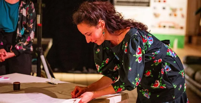 photo  lucile bourguignon, « tisseuse de liens » et fondatrice de l’association l’âme du fil, travaillait l’an dernier à une fresque collective textile. cette création participative se poursuit cette année sur le festival.  &copy;  jeanne bonnet – l’âme du fil 