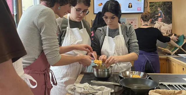 photo  jeudi 20 novembre, six jeunes de la mission locale du pays segréen ont participé à un atelier cuisine intitulé « sain et pas cher » au sein de la maison de l’alimentation itinérante installée au lion-d’angers. celui-ci était animé par charlotte frigout (à gauche), directrice adjointe de l’association aux goûts du jour.  &copy;  ouest-france 