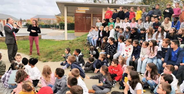 photo  les élèves ont été acteurs de l’inauguration de leur école rénovée. ils ont chanté, posé des questions et offert mots et dessins au maire.   &copy;  le maine libre 