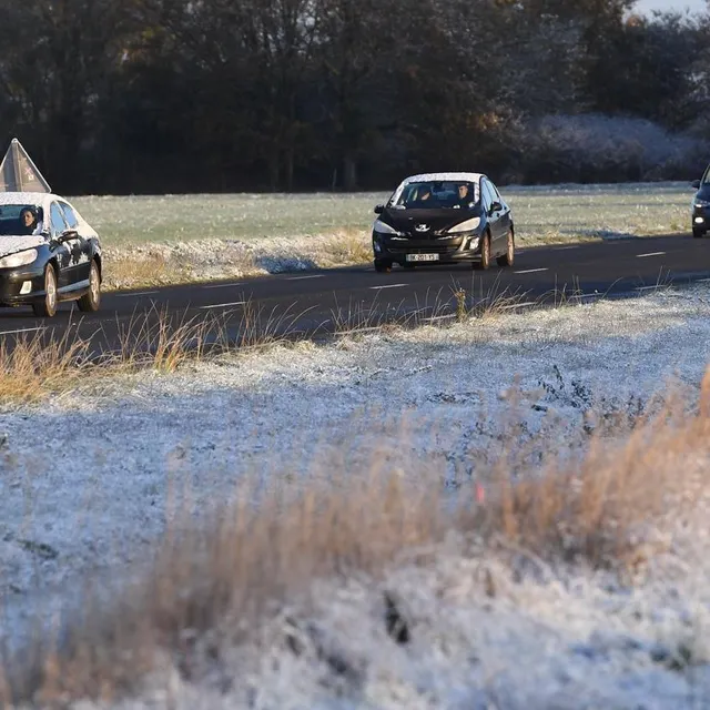 photo le maine-et-loire est placé en vigilance jaune neige verglas par météo france.  ©  co - josselin clair