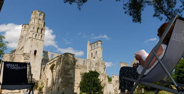 photo  les ruines romantiques de l’abbaye notre-dame de jumièges invitent à la rêverie.  &copy;  ouest-france 