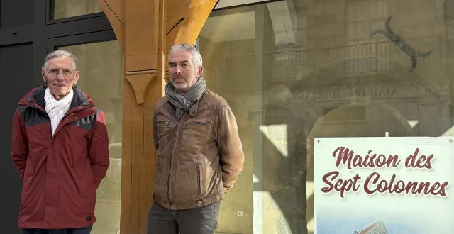 photo  jean-nicolas bart et yannick rose devant les 7 colonnes.  &copy;  ouest-france 