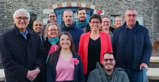 photo  ils s’engagent pour l’avenir de beaucouzé. de gauche à droite, devant : yves meignen, audrey morineau, ingrid degrott, hélène bernugat, david anfraix, joël hauchecorne. derrière : xavier anaïs, inès touzi, nicolas masson, pierre-emmanuel robert, karine blanvillain, et maud grente. absents sur la photo : mickaël lefeuvre et peggy massol.  &copy;  ouest-france 