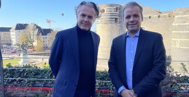 photo  julien guillant (à droite) aux côtés de christophe béchu, candidat à la mairie d’angers pour l’élection municipale 2026. le conseil municipal, aussi conseiller départemental, sera son directeur de campagne.  &copy;  ouest-france 