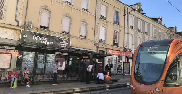 photo  l’arrêt de tramway « préfecture », au mans, où les deux individus accusés de vol ont appréhendé la victime, mercredi 19 novembre 2025 vers minuit.  &copy;  archives ouest-france 
