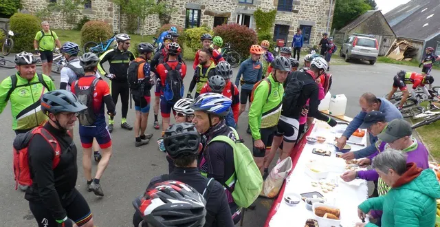 photo  les chemins du mont ont été lancés par jean dumaine, décédé en 2013, et andré delange, à flers (orne).  &copy;  rcvv 